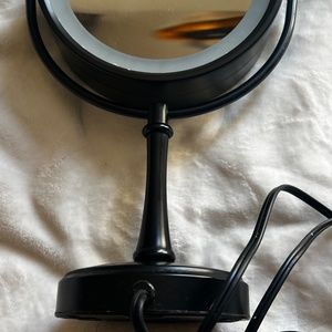 LIGHTED MAKE UP MIRROR